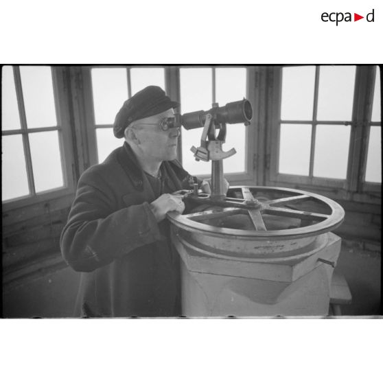 Manipulation d'un sextant par un civil.