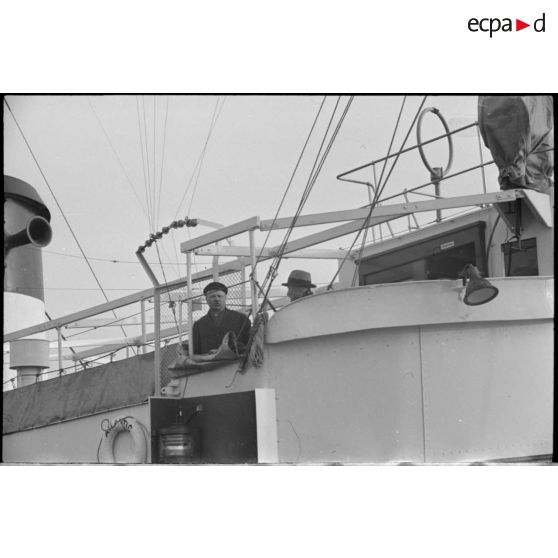 Le navire marchand Atlantic arrive dans un  port.