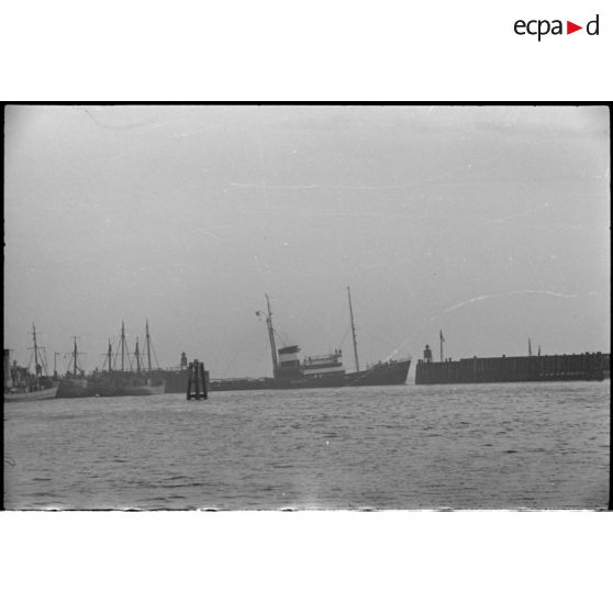 Le navire marchand Atlantic arrive dans un  port.