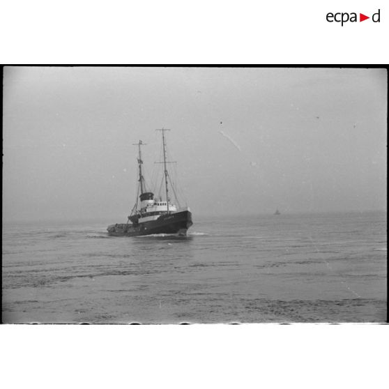 Le navire marchand Atlantic arrive dans un  port.