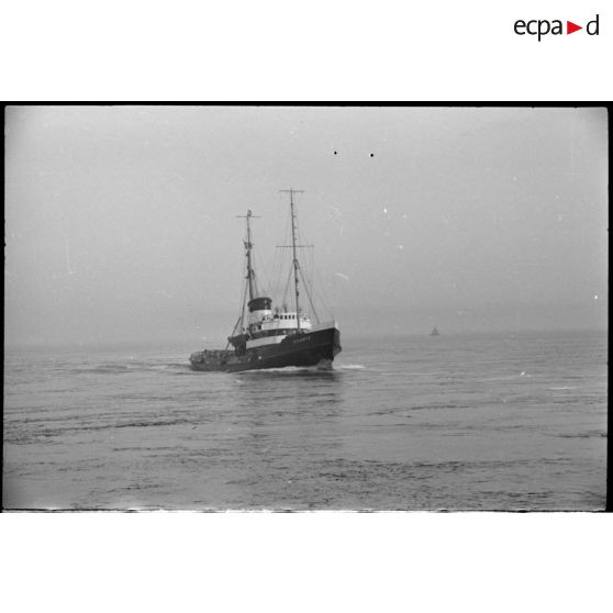 Le navire marchand Atlantic arrive dans un  port.