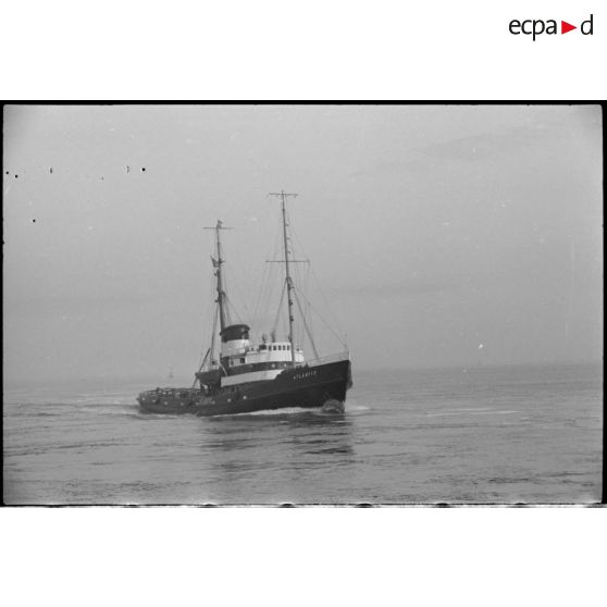 Le navire marchand Atlantic arrive dans un  port.