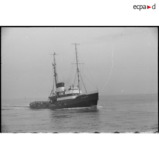 Le navire marchand Atlantic arrive dans un  port.