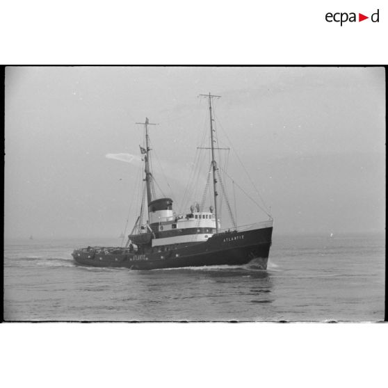 Le navire marchand Atlantic arrive dans un  port.