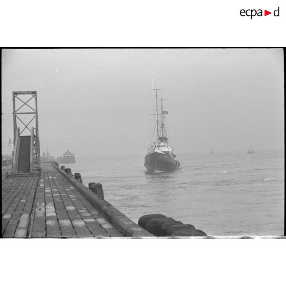 Le navire marchand Atlantic arrive dans un  port.