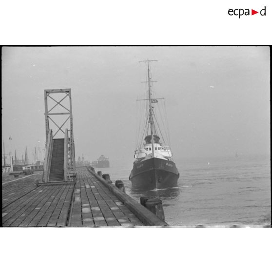 Le navire marchand Atlantic arrive dans un  port.