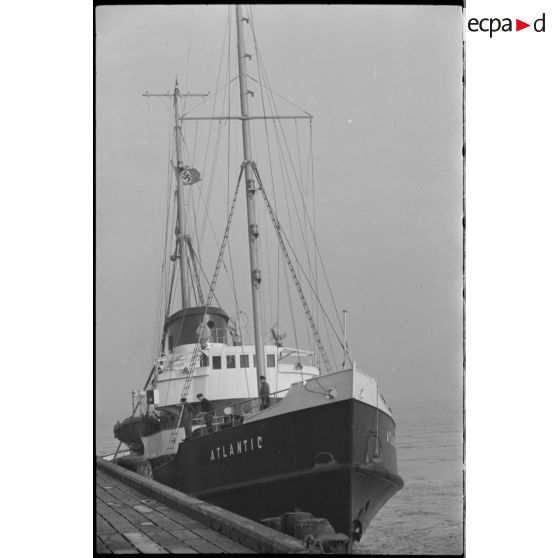 Le navire marchand Atlantic arrive dans un  port.