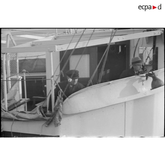 Le navire marchand Atlantic arrive dans un  port.