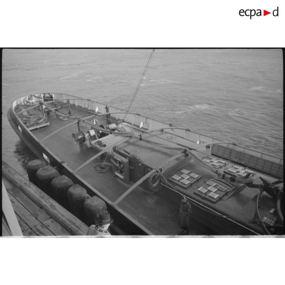 Le navire marchand Atlantic arrive dans un  port.