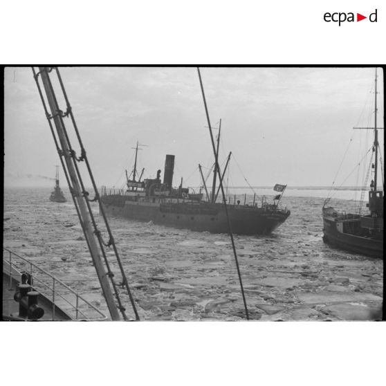 Un convoi maritime avec l'Atlantic et le navire marchand Hans Bornhofen.