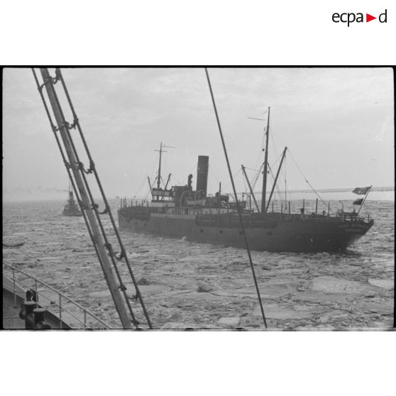 Un convoi maritime avec l'Atlantic et le navire marchand Hans Bornhofen.