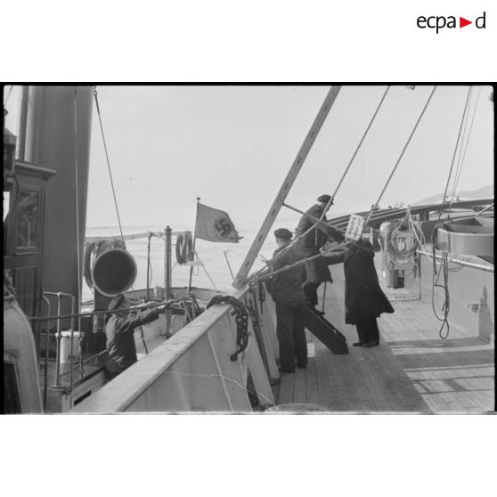 Transbordement de passagers entre deux navires allemands.
