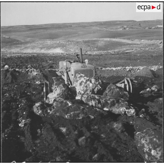 Chantiers de la Défense et Restauration des sols (DRS). Un engin Caterpillar en action.