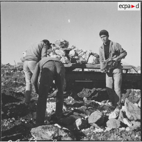 Chantiers de la Défense et Restauration des sols (DRS). Evacuation des pierres avec les divers moyens modernes employés.