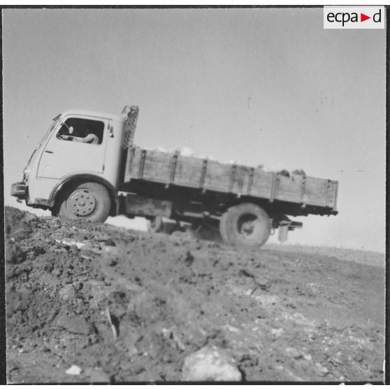Chantiers de la Défense et Restauration des sols (DRS). Evacuation des pierres avec les divers moyens modernes employés.