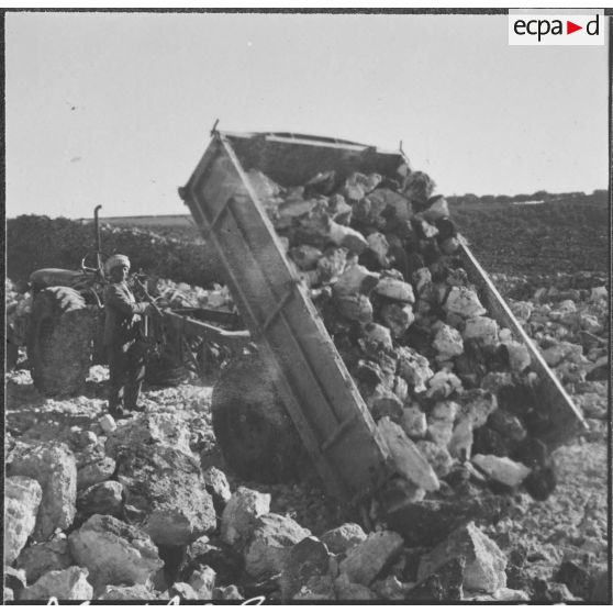 Chantiers de la Défense et Restauration des sols (DRS). Evacuation des pierres avec les divers moyens modernes employés.