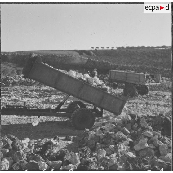 Chantiers de la Défense et Restauration des sols (DRS). Evacuation des pierres avec les divers moyens modernes employés.