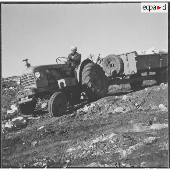 Chantiers de la Défense et Restauration des sols (DRS). Evacuation des pierres avec les divers moyens modernes employés.