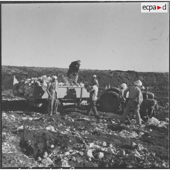 Chantiers de la Défense et Restauration des sols (DRS). Evacuation des pierres avec les divers moyens modernes employés.