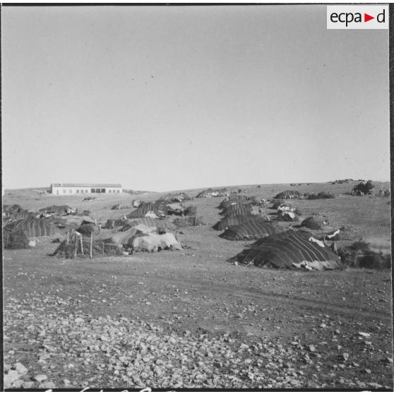 Chantiers de la Défense et Restauration des sols (DRS). Les tentes des nomades manoeuvres travaillant sur les chantiers.