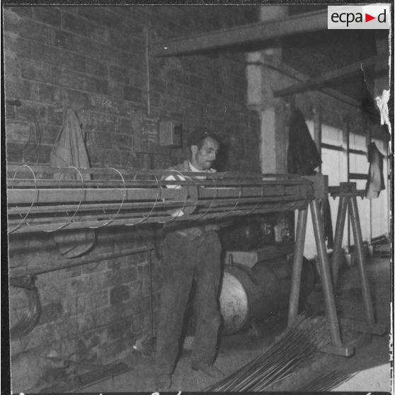 La Socoman (société commerciale et minière pour l'Afrique du Nord). Construction de l'armature d'un tuyau haute pression.