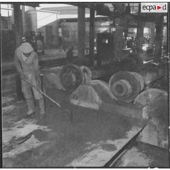 La Socoman (société commerciale et minière pour l'Afrique du Nord). Fabrication d'un tuyau en béton.