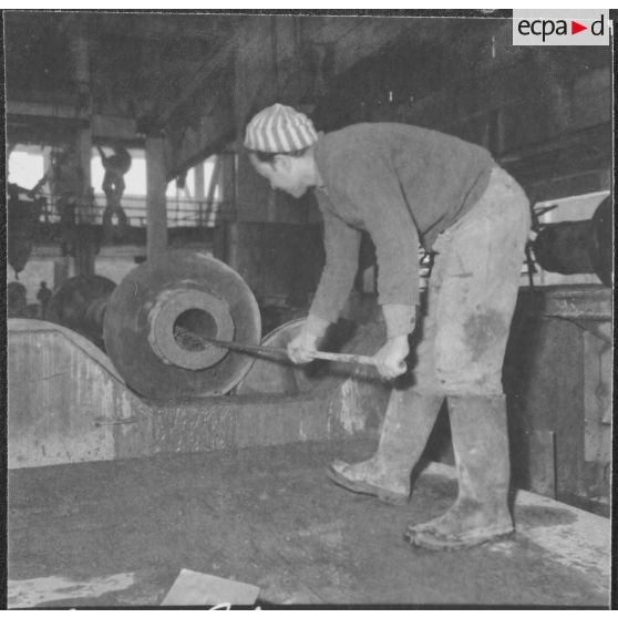 La Socoman (société commerciale et minière pour l'Afrique du Nord). Fabrication d'un tuyau en béton.