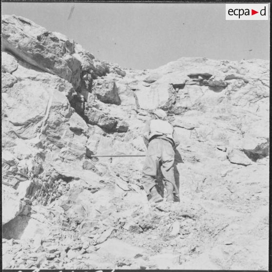 La Socoman (société commerciale et minière pour l'Afrique du Nord). Après l'explosion, les rochers croulants tombent sous la barre à mine.