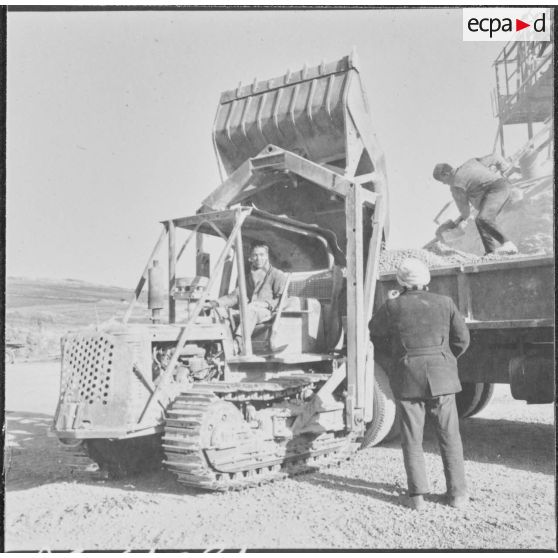 La Socoman (société commerciale et minière pour l'Afrique du Nord). Chargement d'un camion.