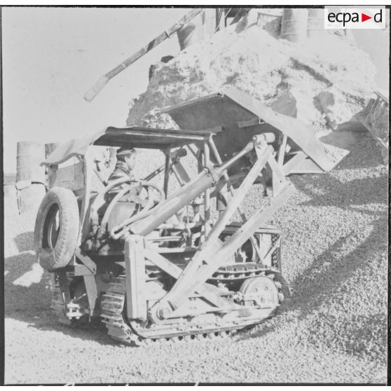 La Socoman (société commerciale et minière pour l'Afrique du Nord). Chargement d'un camion.