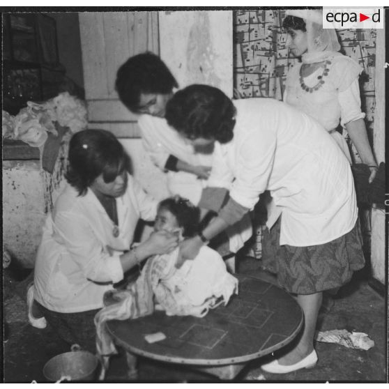 Lavage des enfants par les équipes médico-sociales itinérantes (EMSI).