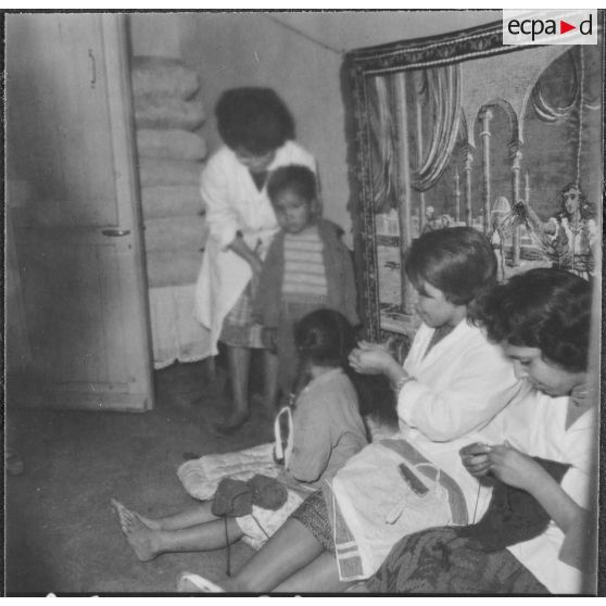 Lavage des enfants par les équipes médico-sociales itinérantes (EMSI).