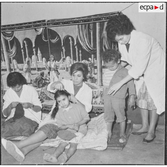 Lavage des enfants par les équipes médico-sociales itinérantes (EMSI).