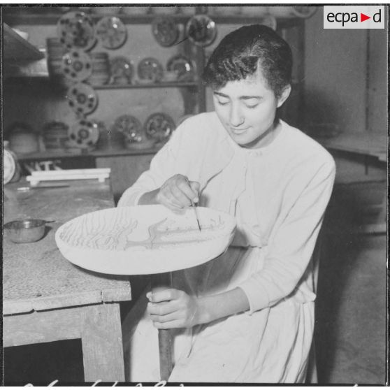 Rio Salado. Atelier de céramique. Une élève décorant un plat.