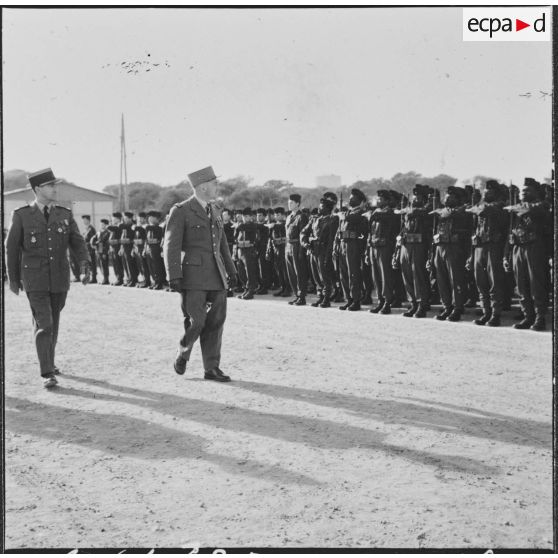 Garde du drapeau du 67e régiment d'infanterie de marine (RIMa) au CITO. Le général Paruit, le lieutenant-colonel Grihet et le commandant passent les troupes en revue.
