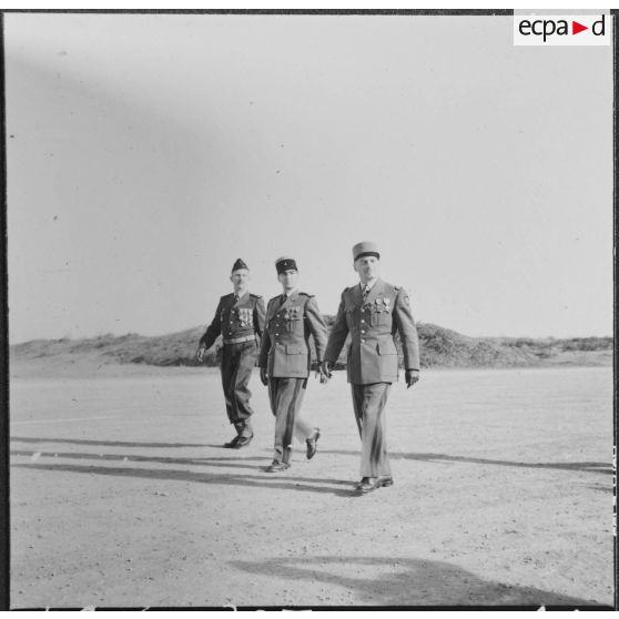 Garde du drapeau du 67e régiment d'infanterie de marine (RIMa) au CITO. Le général Paruit, le lieutenant-colonel Grihet et le commandant passent les troupes en revue.