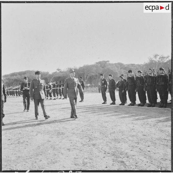 Garde du drapeau du 67e régiment d'infanterie de marine (RIMa) au CITO. Le général Paruit, le lieutenant-colonel Grihet et le commandant passent les troupes en revue.