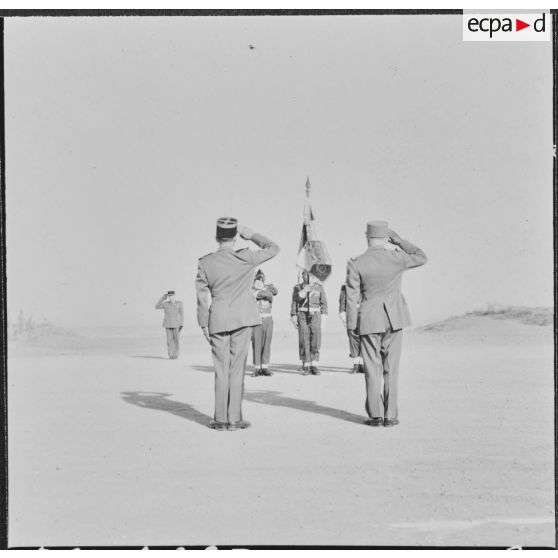 Garde du drapeau du 67e régiment d'infanterie de marine (RIMa) au CITO. Le général Paruit et le lieutenant-Colonel Grihet.