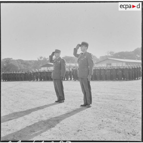 Garde du drapeau du 67e régiment d'infanterie de marine (RIMa) au CITO. Le général Paruit et le lieutenant-Colonel Grihet.