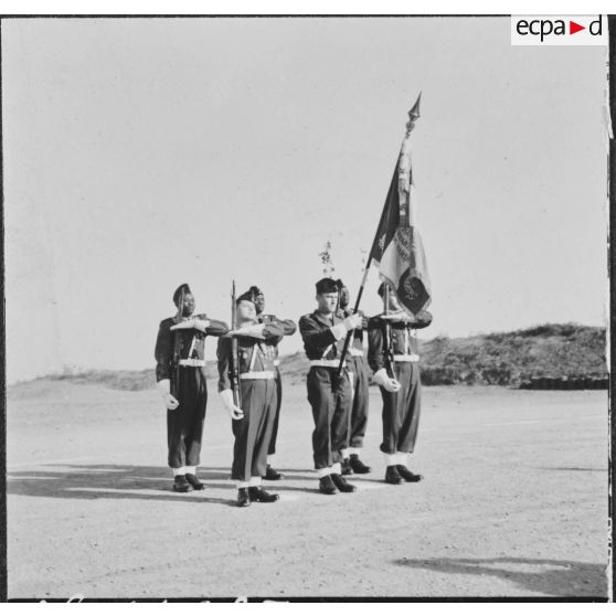 Garde du drapeau du 67e régiment d'infanterie de marine (RIMa) au CITO. Le porte-drapeau.