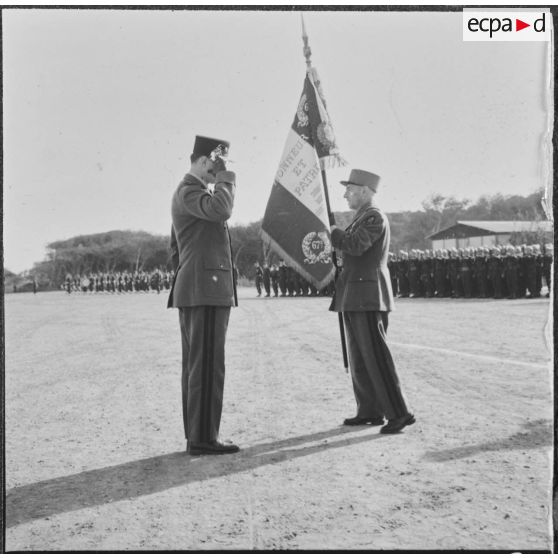 Garde du drapeau du 67e régiment d'infanterie de marine (RIMa) au CITO. Remise du drapeau au lieutenant-colonel Grihet.