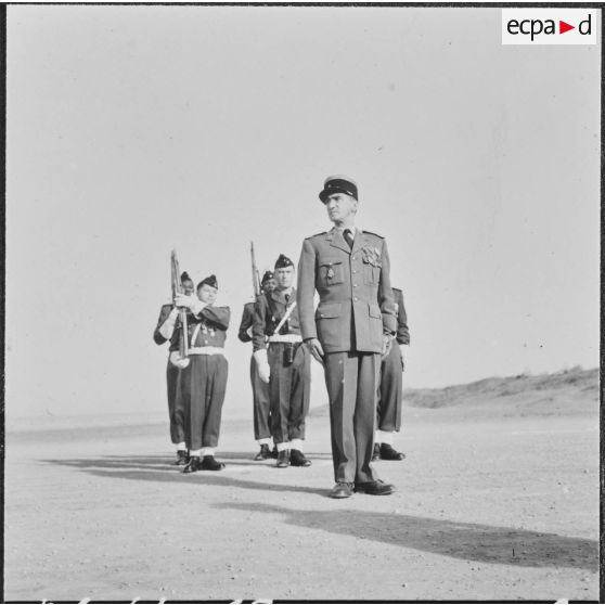 Garde du drapeau du 67e régiment d'infanterie de marine (RIMa) au CITO. Le lieutenant-colonel Grihet.