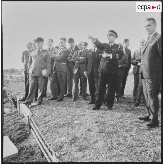 La Reghaïa. Les journalistes écoutent les autorités militaires et regardent la vue.