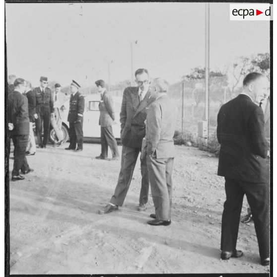 La Reghaïa. Les journalistes et les autorités militaires discutent sur un parking.