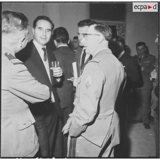 La Reghaïa. Le général Ailleret à la réception des journalistes.