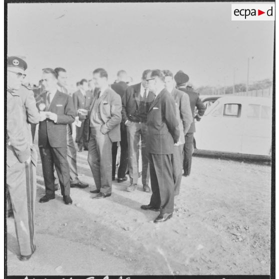 La Reghaïa. Les journalistes et les autorités militaires discutent sur un parking.