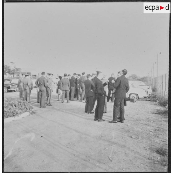 La Reghaïa. Les journalistes et les autorités militaires discutent sur un parking.