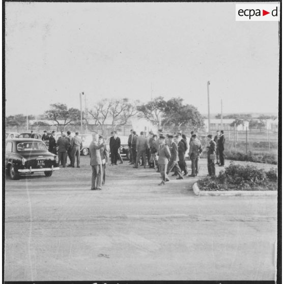 La Reghaïa. Les journalistes et les autorités militaires discutent sur un parking.