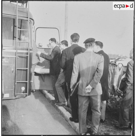 La Reghaïa. Les journalistes montent à bord d'un véhicule.