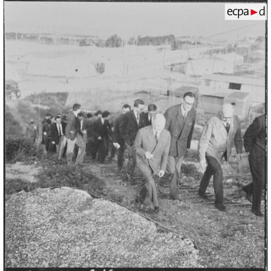 La Reghaïa. Les journalistes avancent à pied sur une colline.